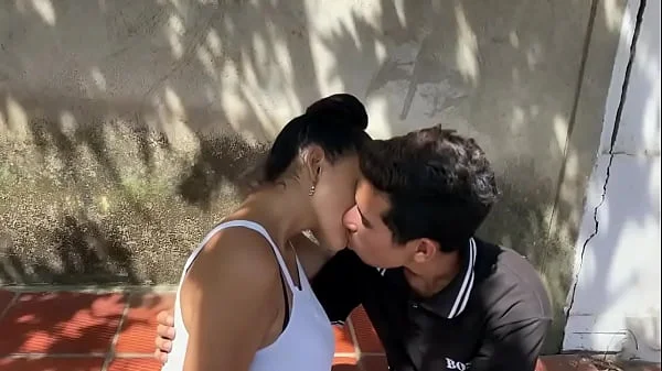 estoy aburrida barriendo afuera de mi casa y mi vecino me invita a follar y acepto